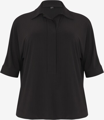 Yoek Shirt in Black: front