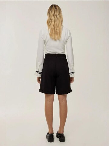 Hiccup Wide Leg Shorts in Schwarz