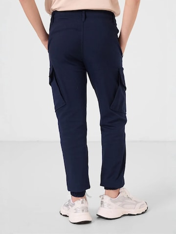 Pantalon 'TOMMY Kinder Cargo-Joggerhose' Tommy Life en bleu