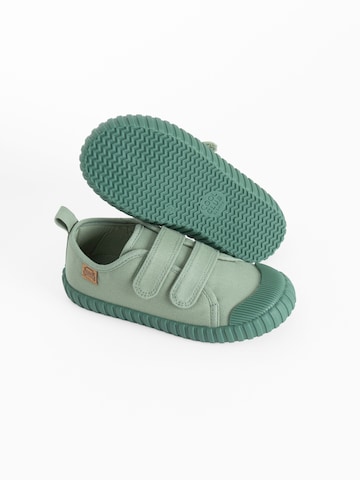 Sneaker de la Cool Club pe verde