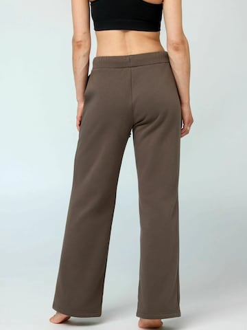 Regular Pantalon ' Millie ' Girlfriend Collective en marron