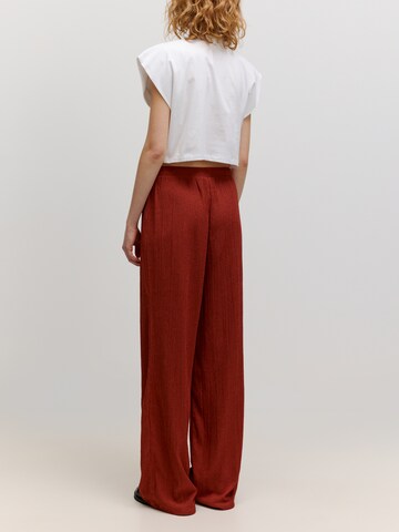 Loosefit Pantaloni 'Isobel' di EDITED in rosso