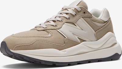 new balance Baskets basses '57/40' en nude / olive / blanc, Vue avec produit