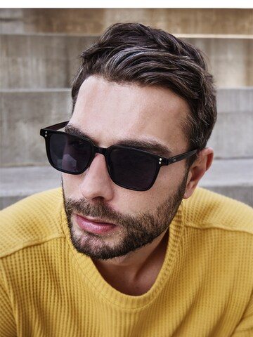 VEYREY Sunglasses in Black: front