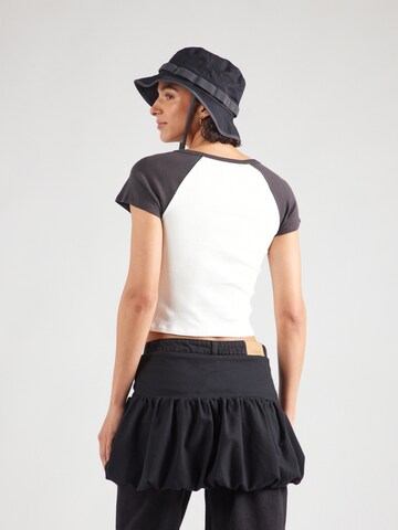 RVCA - Camiseta 'WELCOME' en blanco