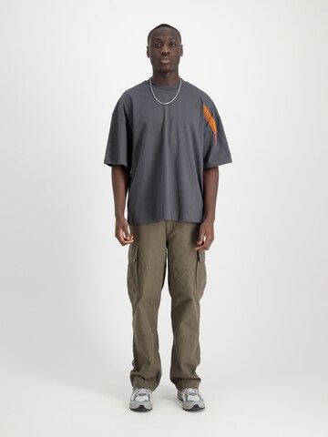 ALPHA INDUSTRIES Футболка в Серый