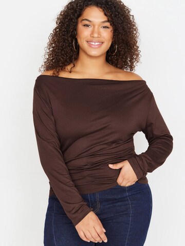 Trendyol Curve - Camiseta en marrón: frente