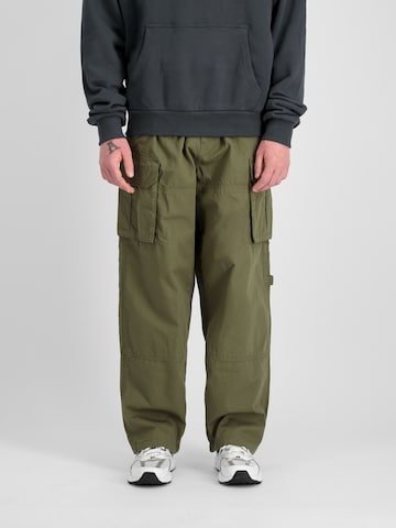 ALPHA INDUSTRIES Loosefit Cargobroek in Groen: voorkant