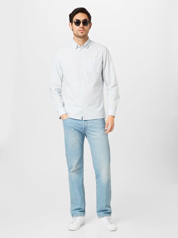 Casual Friday جينز مضبوط قميص 'Anton' بلون أزرق