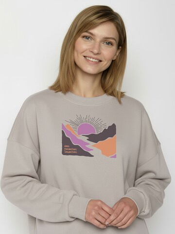 GREENBOMB Sweatshirt ' Loony River Sundown ' in Grijs