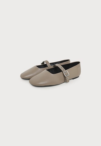 Calvin Klein Балерина с каишка в сиво: отпред