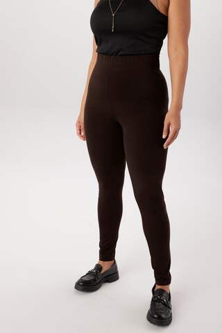 Aniston Skinny Leggings in Brown: front