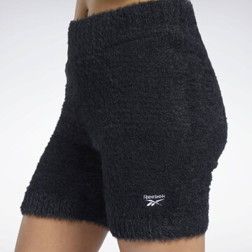 Reebok Skinny Shorts in Schwarz