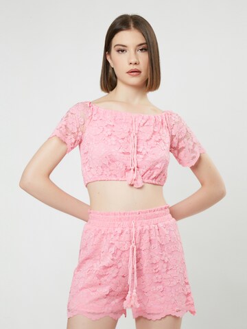 Influencer Blouse in Roze: voorkant