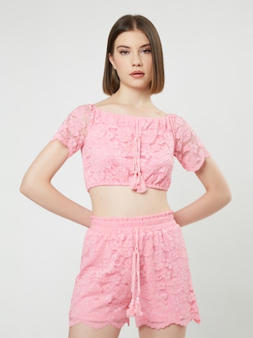 Influencer - Blusa em rosa: frente