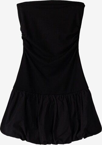 Rochie de la Bershka pe negru: față