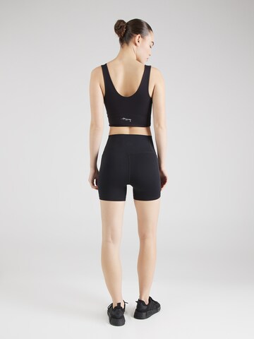 UNDER ARMOUR Skinny Sportbyxa 'Meridian Middy' i svart