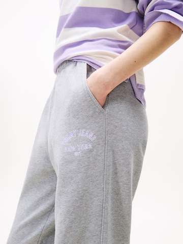 Tommy Jeans Zúžený Kalhoty 'VARSITY' – šedá