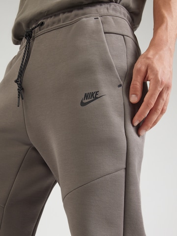 Nike Sportswear - Tapered Pantalón 'TCH FLC' en gris