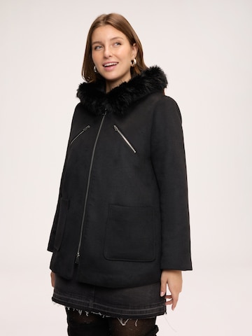 Cappotto di mezza stagione di Fiorella Rubino in nero