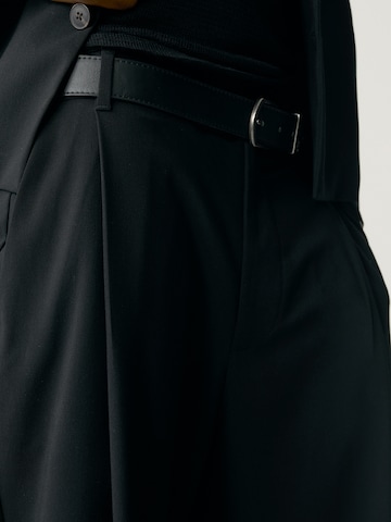 Regular Pantaloni cutați de la Pull&Bear pe negru