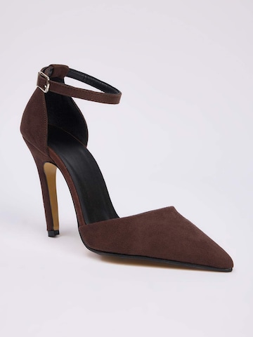 Trendyol - Zapatos con plataforma en marrón: frente