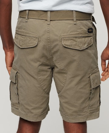 Regular Pantalon cargo Superdry en vert