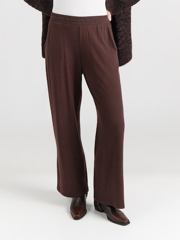 Abercrombie & Fitch Bő szár Nadrág - barna: elől