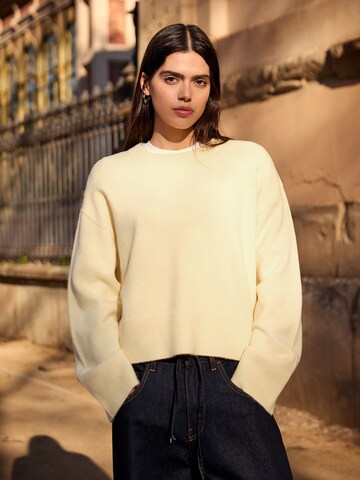 Bershka Пуловер в жълто