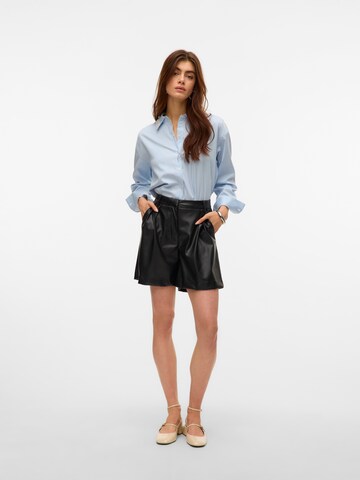 VERO MODA Szabványos Élére vasalt nadrágok 'VMDINA' - fekete