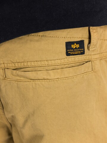 Slimfit Pantaloni sportivi di ALPHA INDUSTRIES in beige