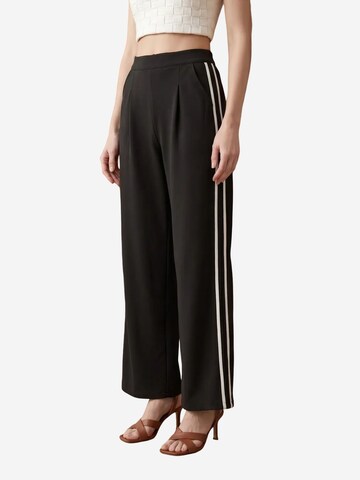 Wide leg Pantaloni con pieghe di My fashion in nero