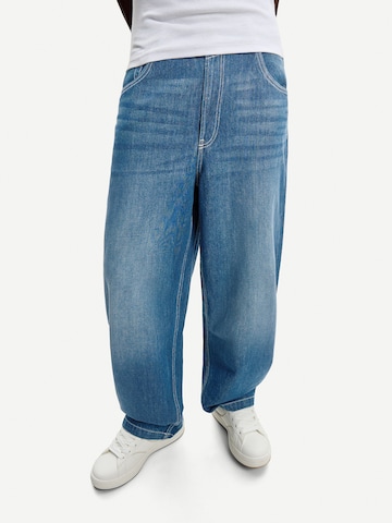 Bershka Baggy Jeans in Green: front