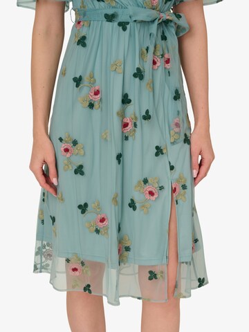 Adrianna Papell knielanges Sommerkleid 'Embroidered Surplice Midi' in Blau