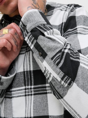 Coupe regular Chemise 'JJJames' JACK & JONES en blanc