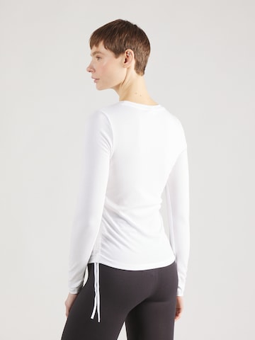 T-shirt 'ESSNTL' Nike Sportswear en blanc
