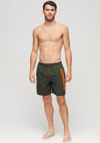 Superdry Badeshorts in Grün