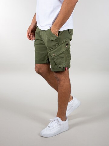 ALPHA INDUSTRIES - Slimfit Calças cargo em verde