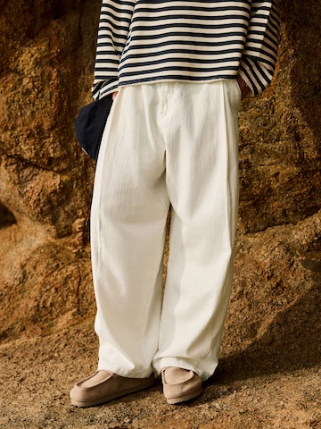 Bershka Baggy Bandplooibroek in Wit