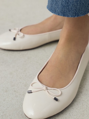 Ballerina con cinturino 'Forever Comfort®' di Next in bianco