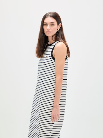 Rochie de la Lola Casademunt pe alb