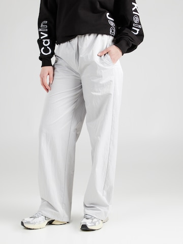 Calvin Klein Jeans Loosefit Broek in Grijs: voorkant