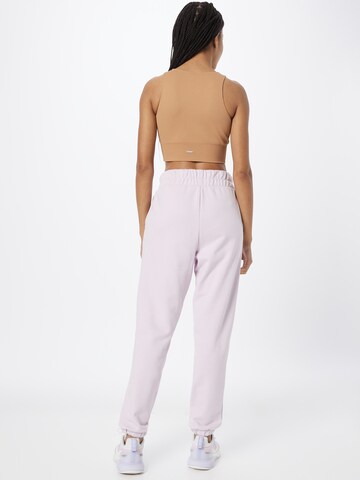 4F Tapered Sporthose in Lila
