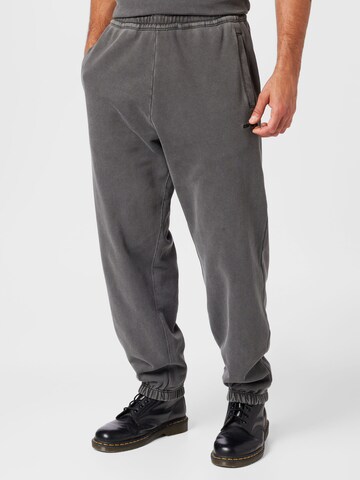 Carhartt WIP Дънки Tapered Leg Панталон 'Duster' в черно: отпред