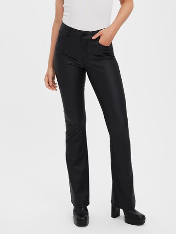 VERO MODA Flared Jeans 'Peachy' in Zwart: voorkant