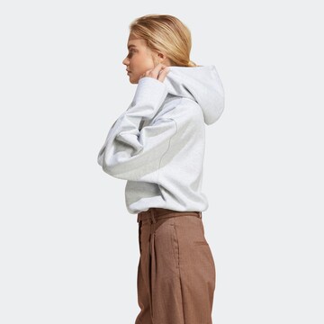 ADIDAS ORIGINALS Sweatshirt 'Premium Essentials' i grå