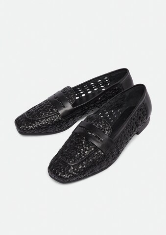 COMMA Classic Flats in Black