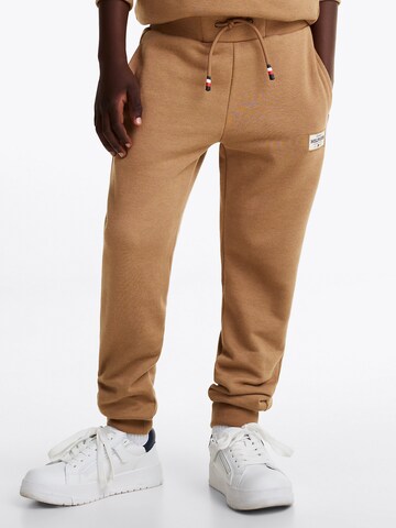 TOMMY HILFIGER Tapered Broek in Bruin: voorkant