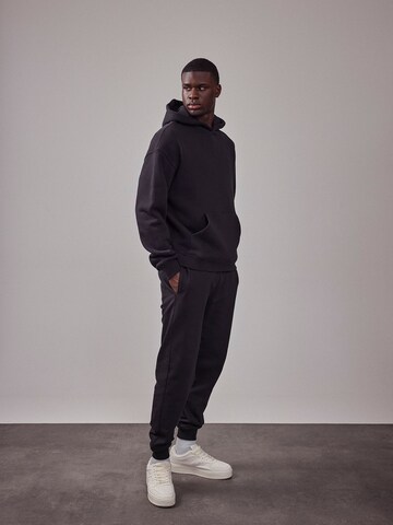 DAN FOX APPAREL Hoodie 'The Essential' in Schwarz