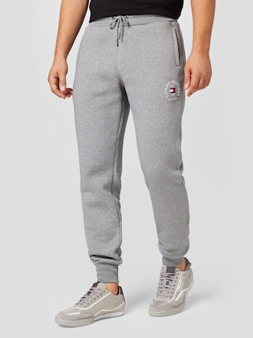 Tapered Pantaloni di TOMMY HILFIGER in grigio: frontale